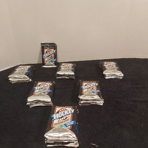 Large Lot of 31 1990-1991 Upper Deck Hockey Card Wax Packs Unopened Premier Edit - Picture 5 of 5